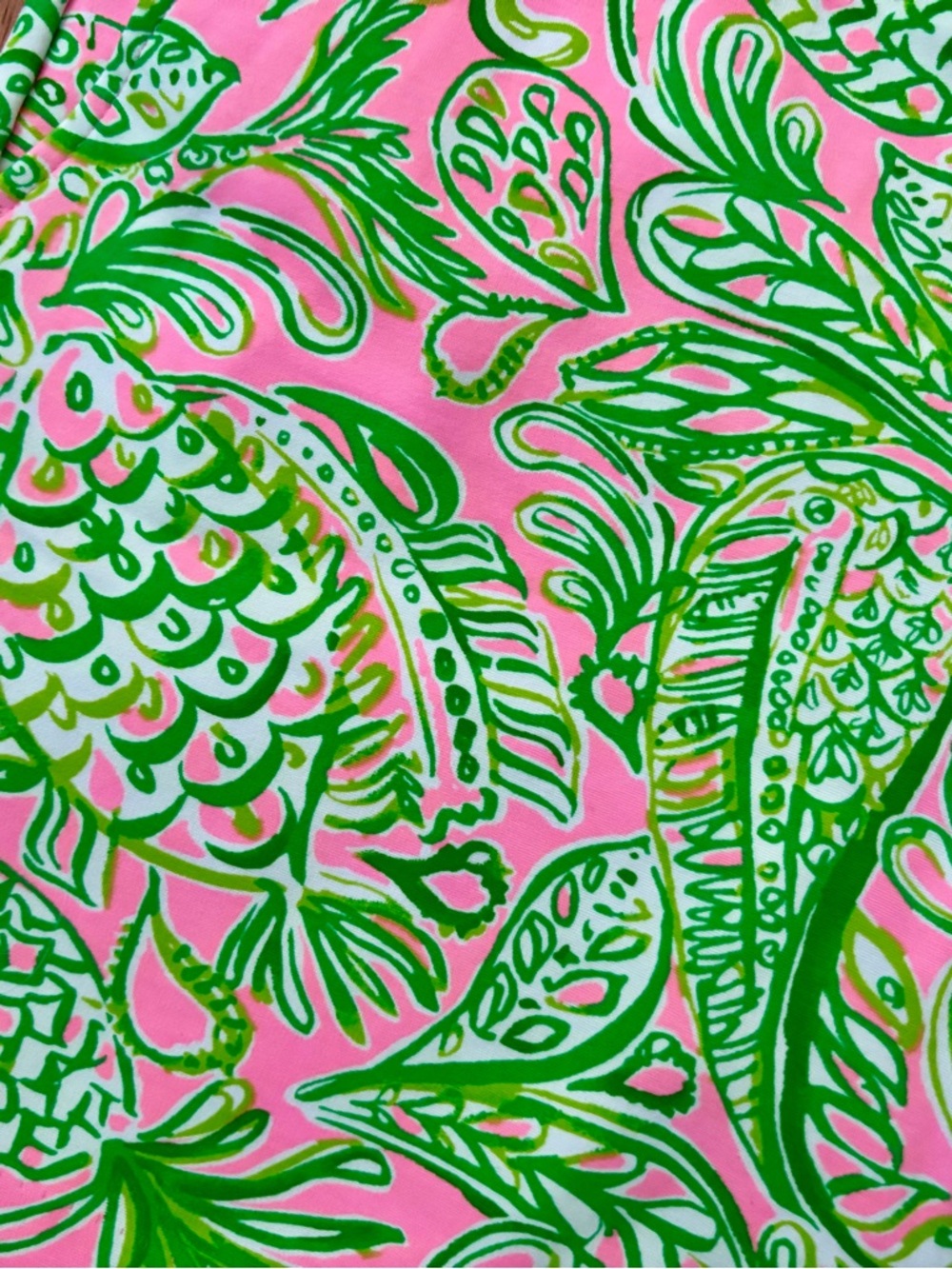 Women’s Lilly Pulitzer Pink &. Green Fish Print Scalloped Shorts Size 6 - Picture 2 of 4